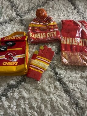 Kansas City Chiefs Red & Gold Winter Set - Beanie, Scarf, Gloves, Lunch Bag